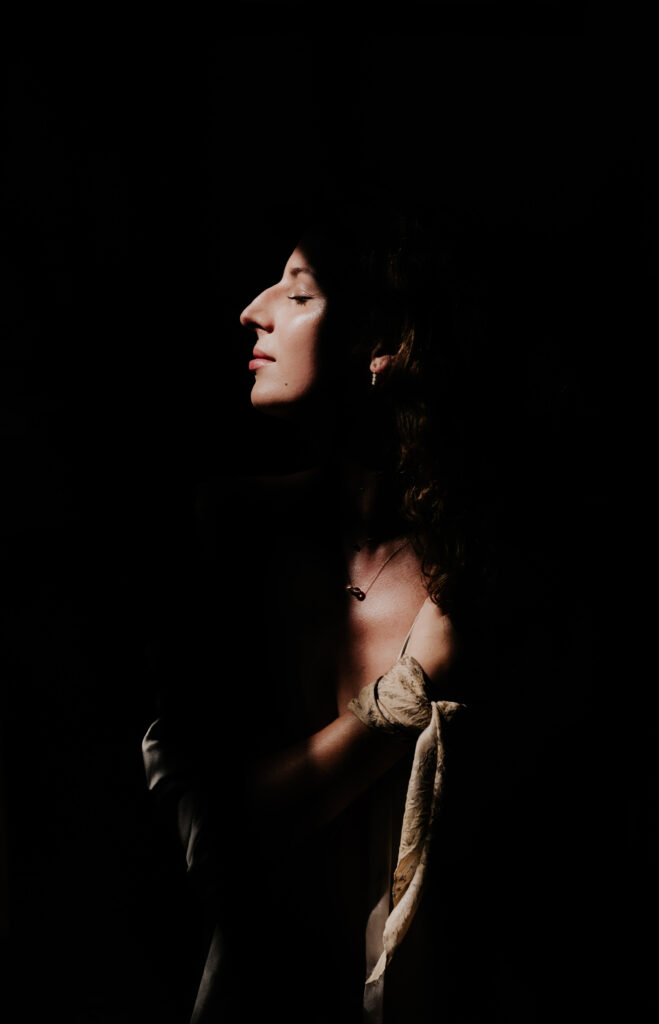 collier sur un modele dans l'ombre et lumiere mis en scene par la Photographe bijou mode Toulouse