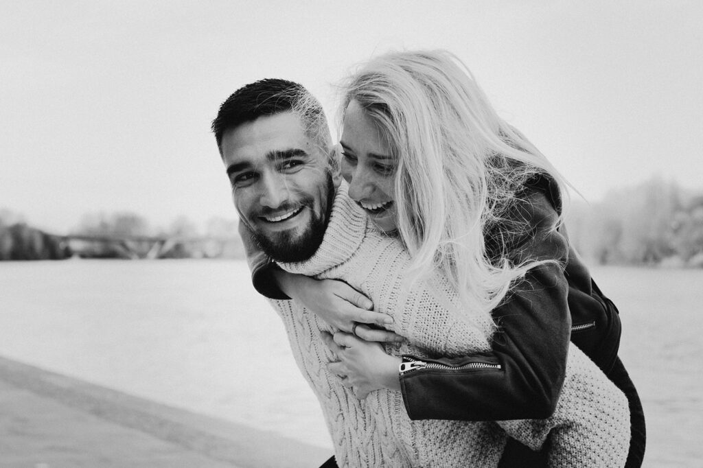 Photographe couple Toulouse - Photos amoureux dans la ville - Noir et Blanc