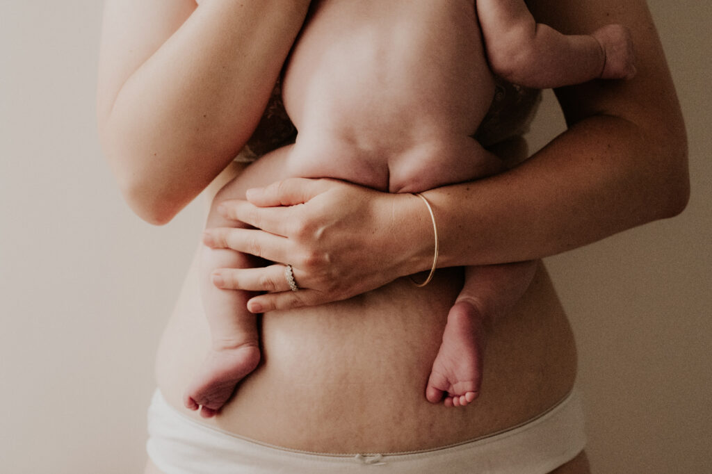 une maman montre ses vergetures avec les fesses de son bébé. on assume son corps.