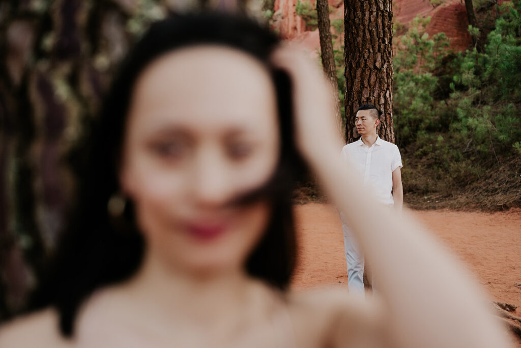 Photographe couple languedoc- roussilon- Photos amoureux - moderne - artistique - originales - naturelles-ocres