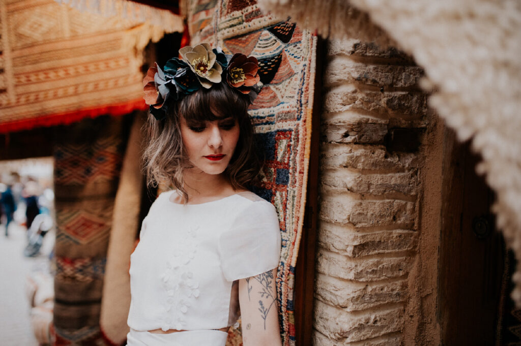 Marion Seclin en robe de mariée Céline Ménard, coiffée d’une couronne de fleurs, portrait mode par Céline Deligey, Toulouse.
