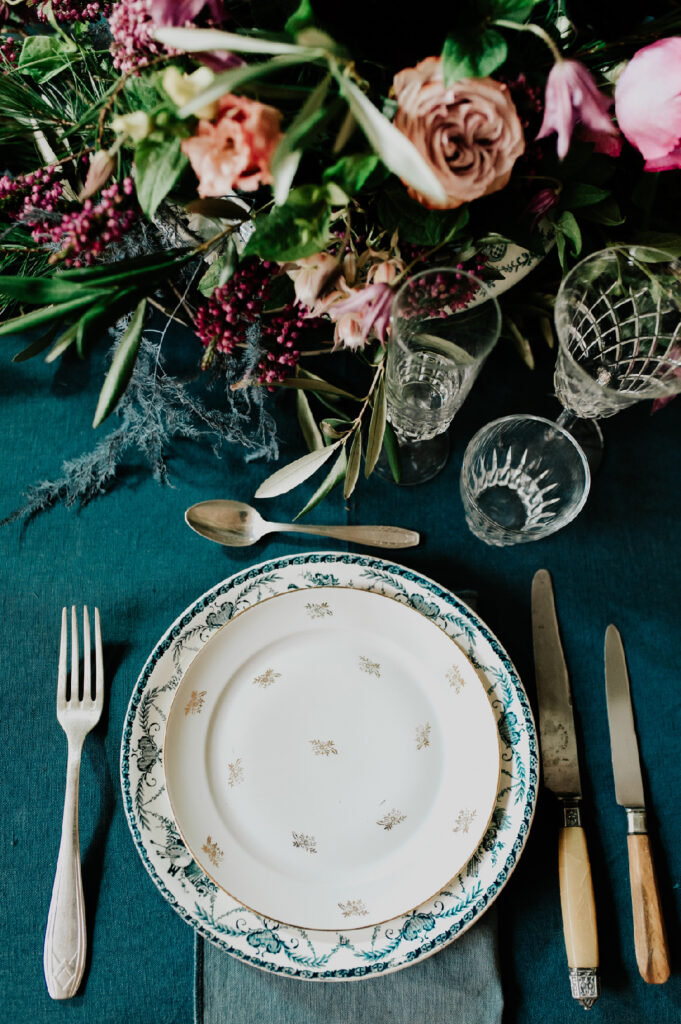 table dressée nappe bleue, shooting editorial culinaire par la photographe celine deligey