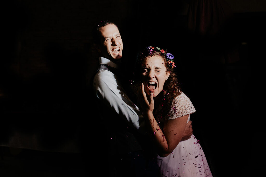photographe mariage ariege - soirée - mariés riant aux éclats