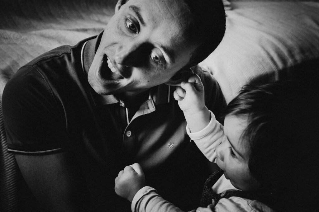 le tonton se fait tirer l'oreille par sa niece