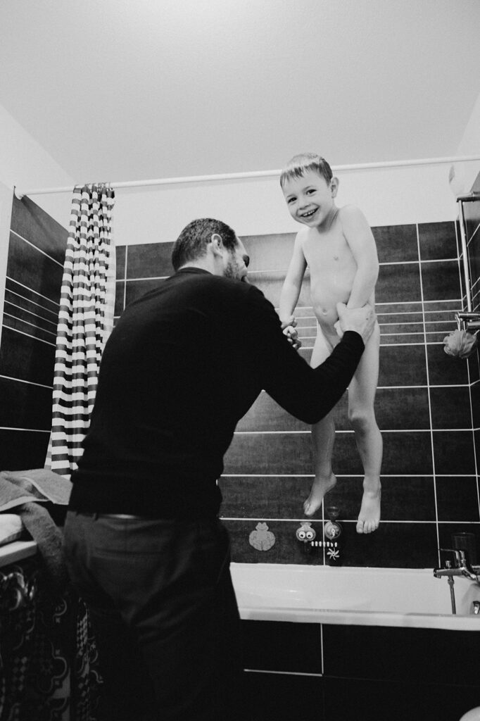 sortie du bain en noir et blanc. papa et fiston