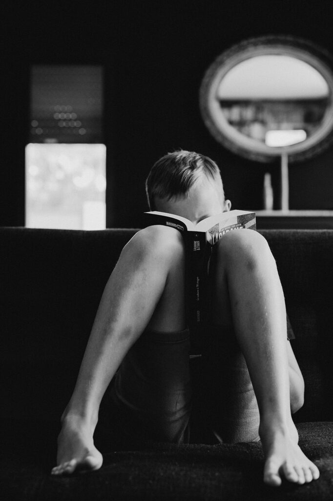 photo intemporelle en noir et blanc: un garçon est plongé dans son livre