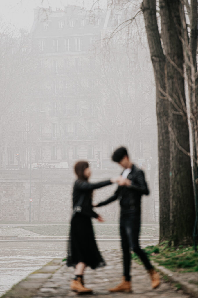 Photographe couple Paris- quais de seine- photos modernes