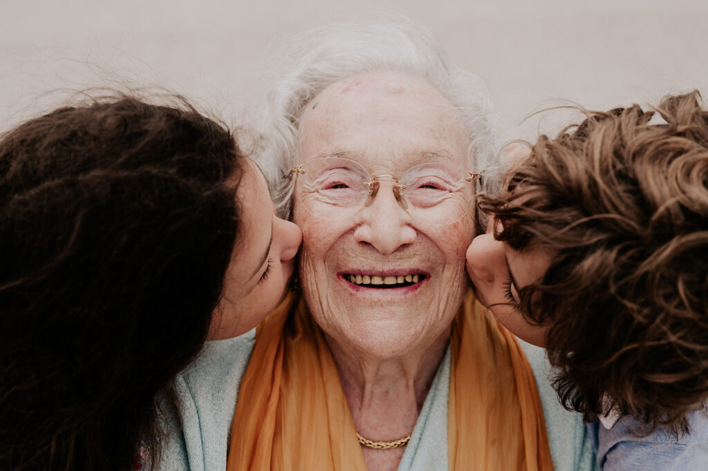 Photographe famille toulouse, une grand mère souriante avec ses petits enfants