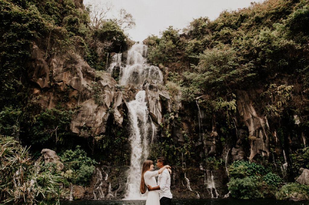 Photographe couple - cascade - seance photo a deux
