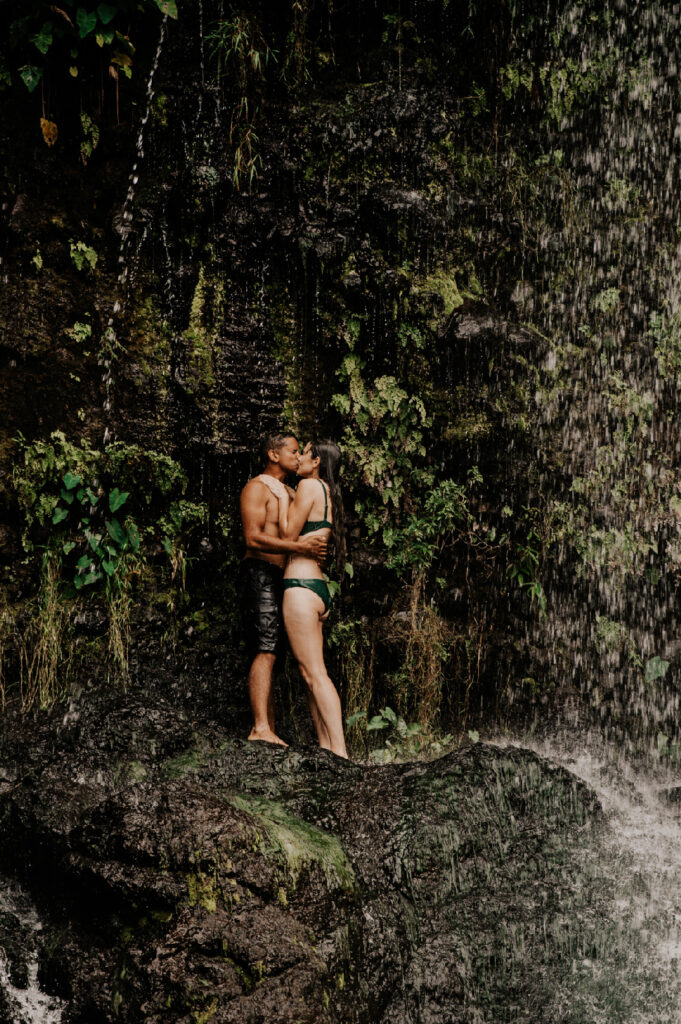 Photographe couple - cascade - seance photo a deux