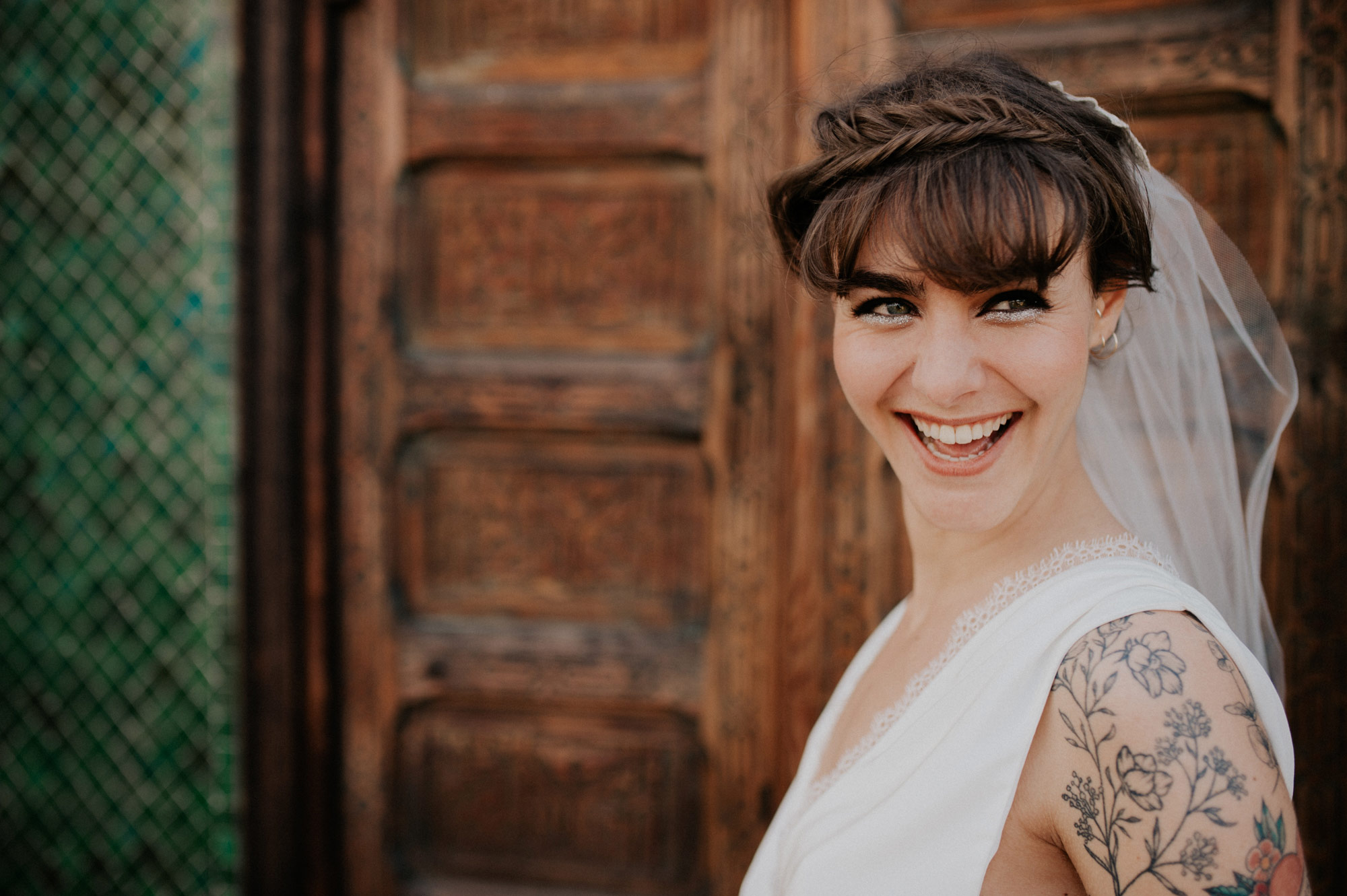Une mariée tatouée très souriante. marion seclin