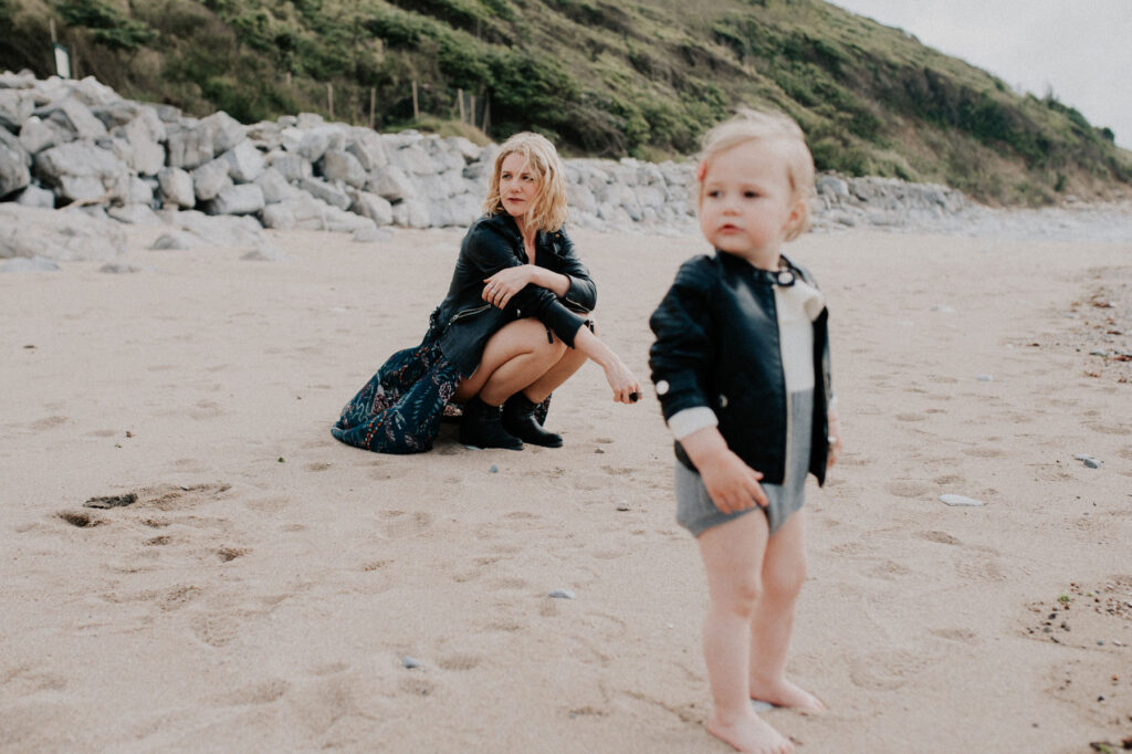 photo d une maman et sa fille sur la plage