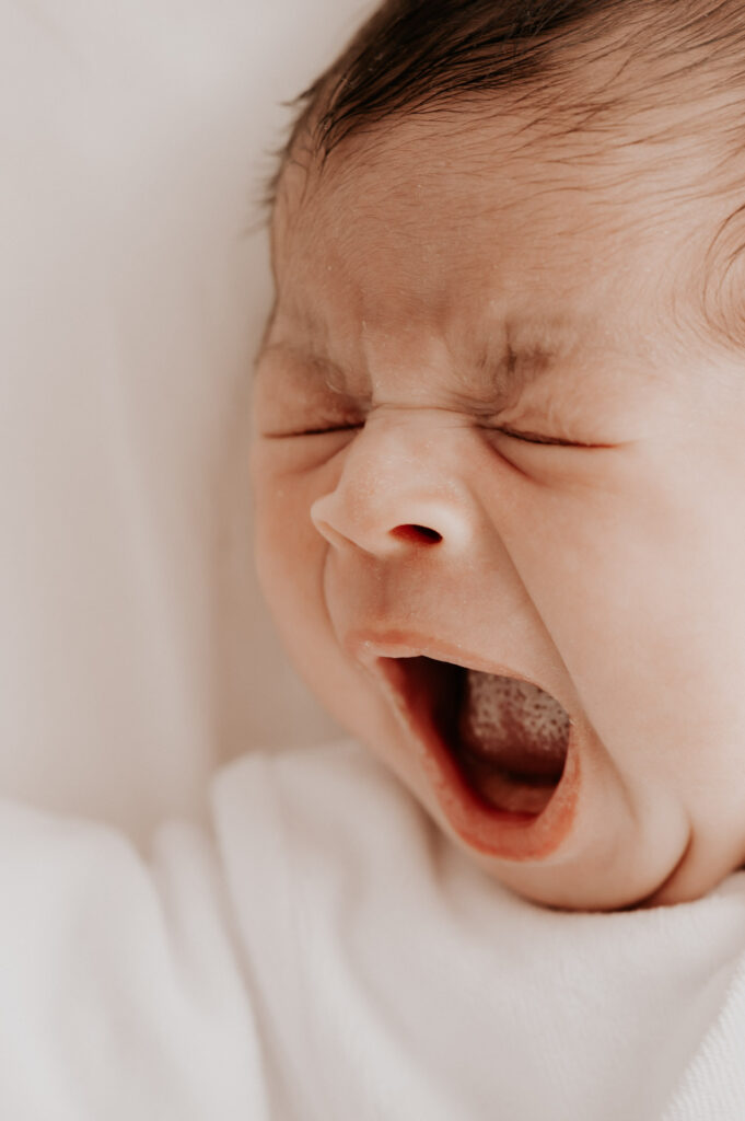 un bébé qui baille