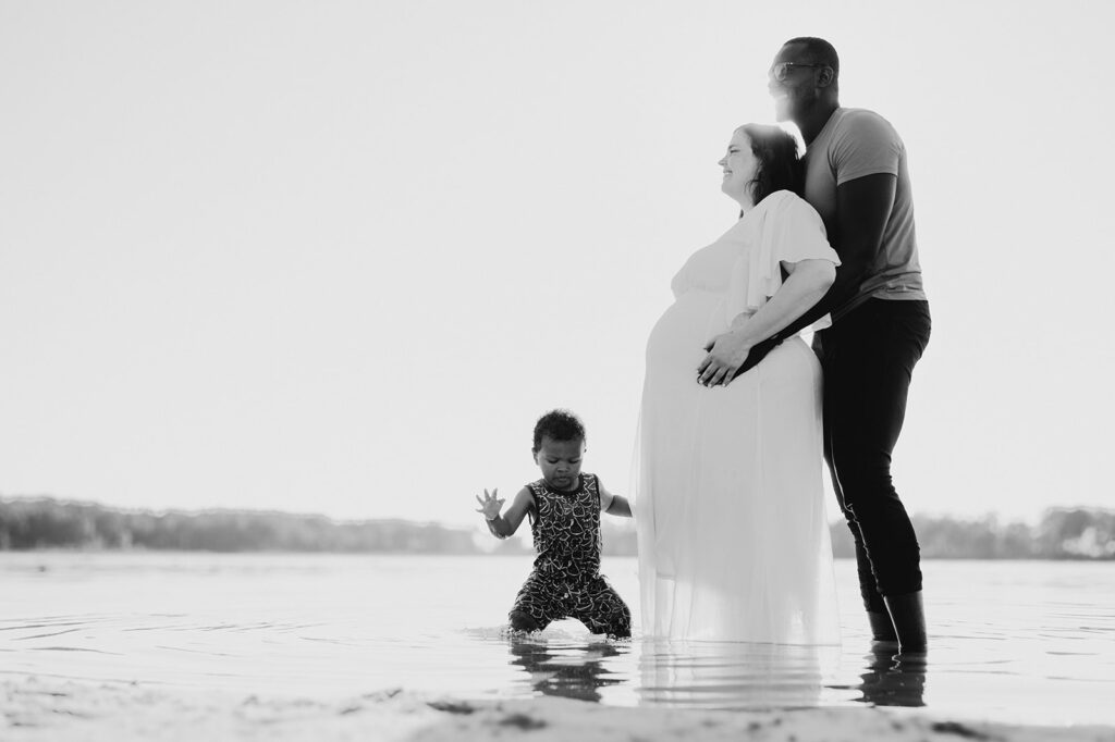 séance photo grossesse dans un lac avec le grand frere