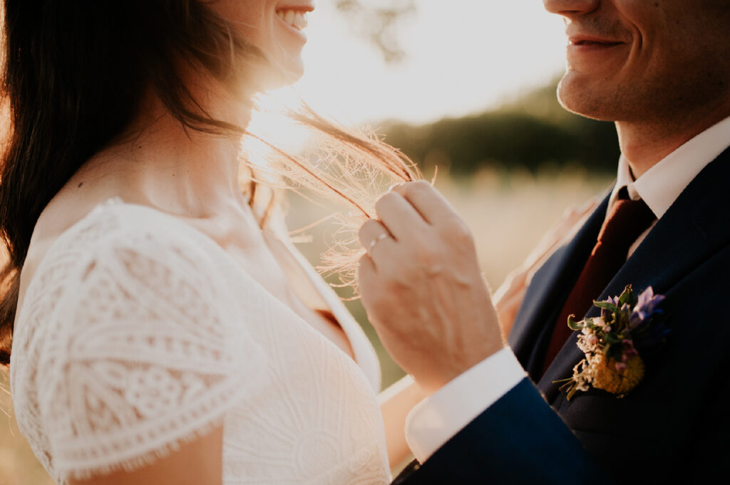 photographe-mariage-toulouse-golden-hour-couple - gros plan sur la main du marié qui joue avec une mèche de cheveux de sa femme
