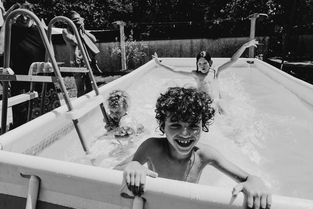 les enfants jouent dans la piscine, ça éclabousse de partout !