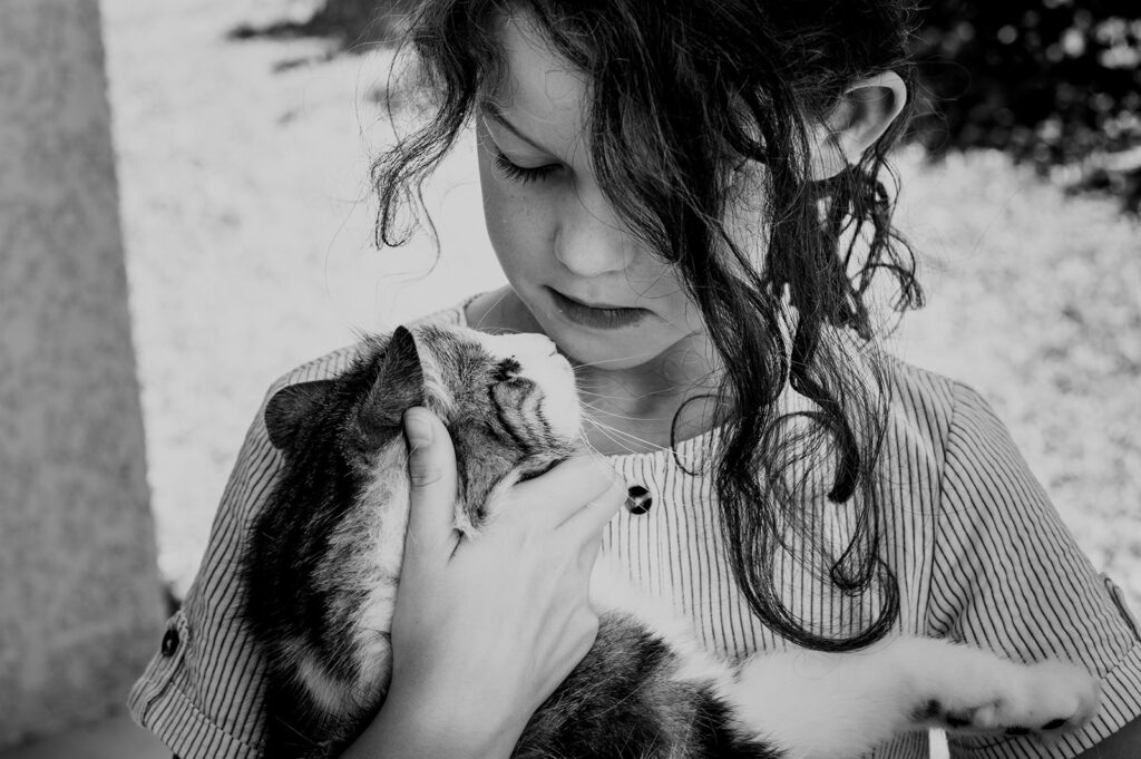 une petite fille et son chat