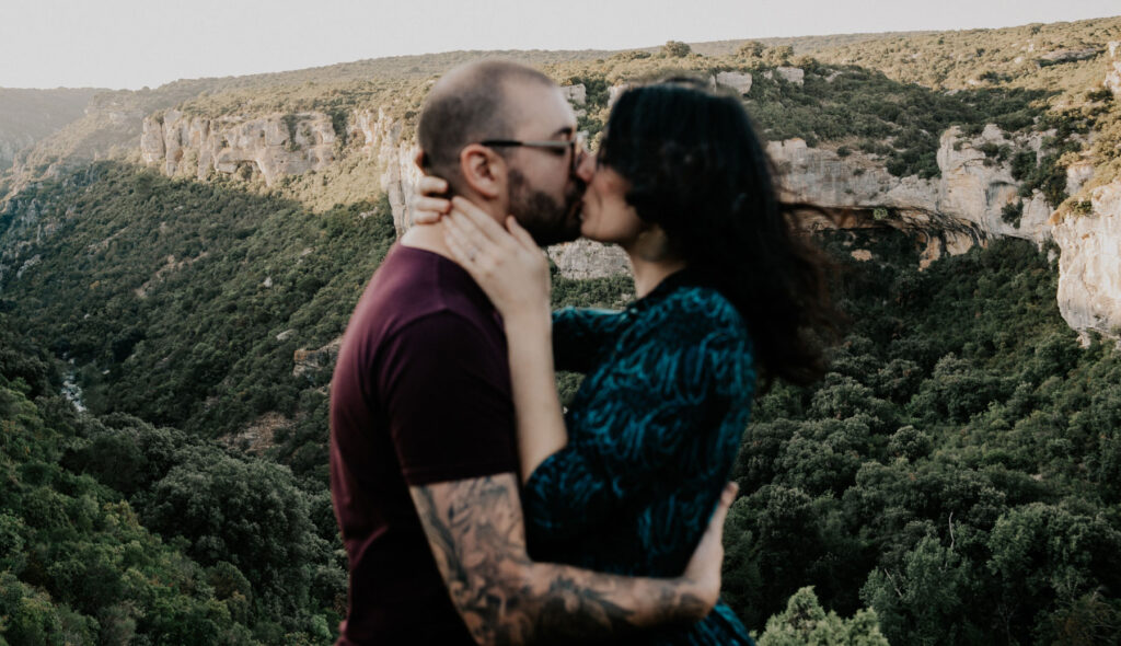 seance-photo-couple-falaises-nature-occitanie-photographe-minerve