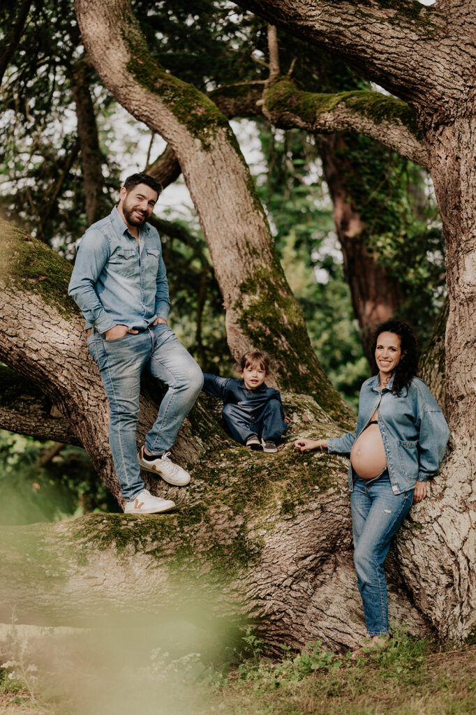 seance photo grossesse photographe toulouse exterieur famille grande soeur ainé baby bump enceinte maternité