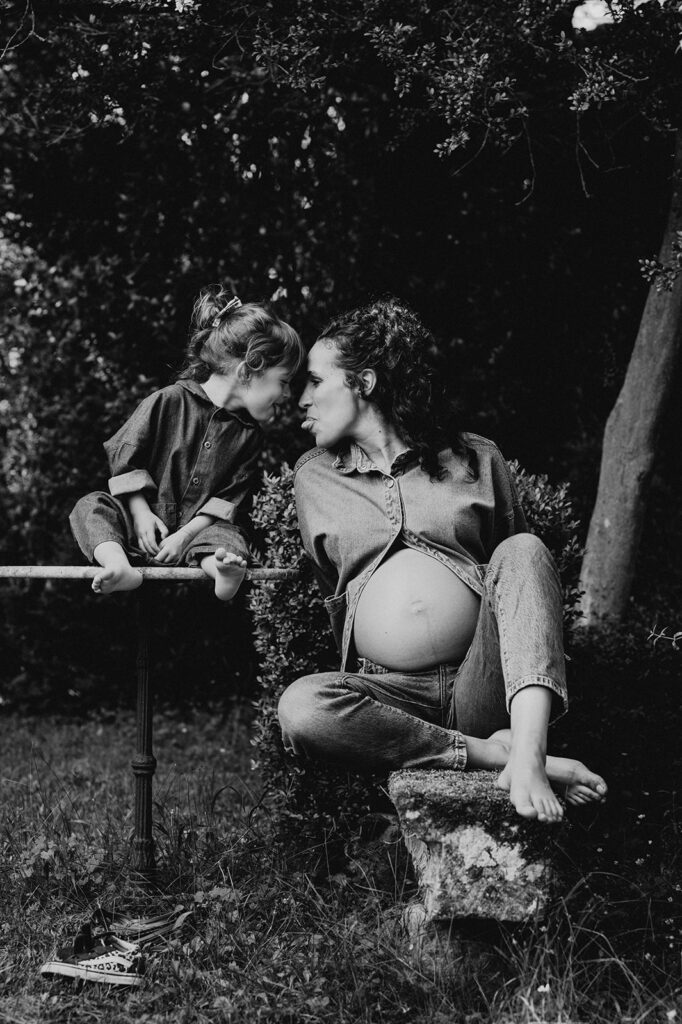 seance photo grossesse photographe toulouse exterieur famille grande soeur ainé baby bump enceinte maternité