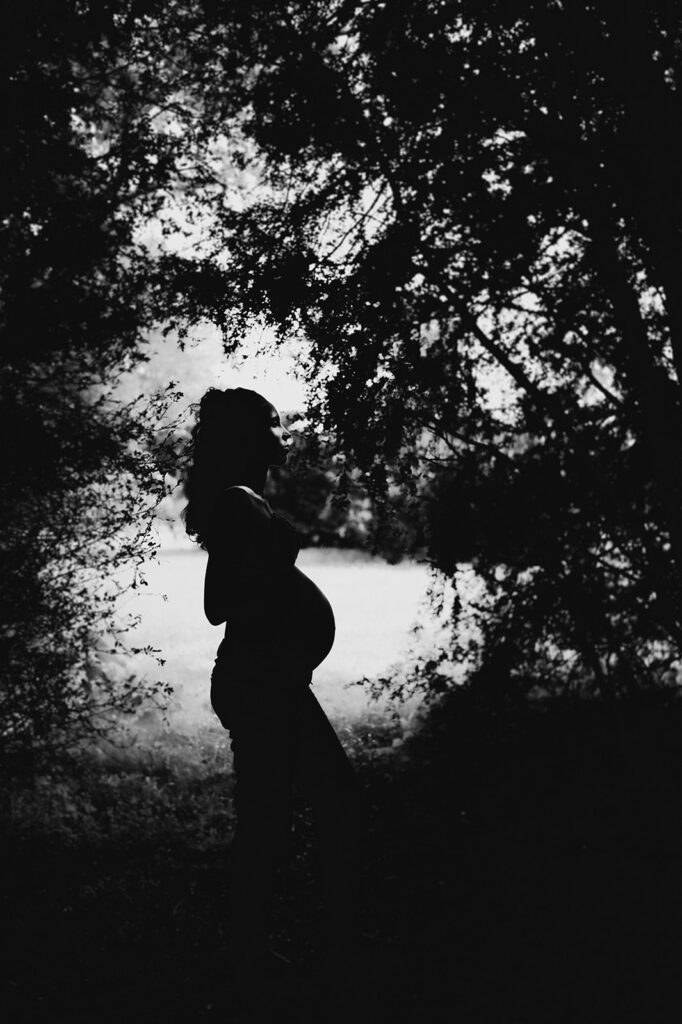 silhouette femme enceinte en noir et blanc en exterieur a toulouse