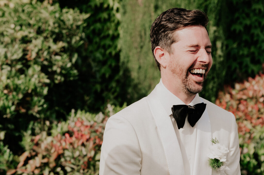 marié qui explose de rire pendant la cérémonie. photo issue d'un reportage de mariage en provence par les photographes céline et thibaut Deligey