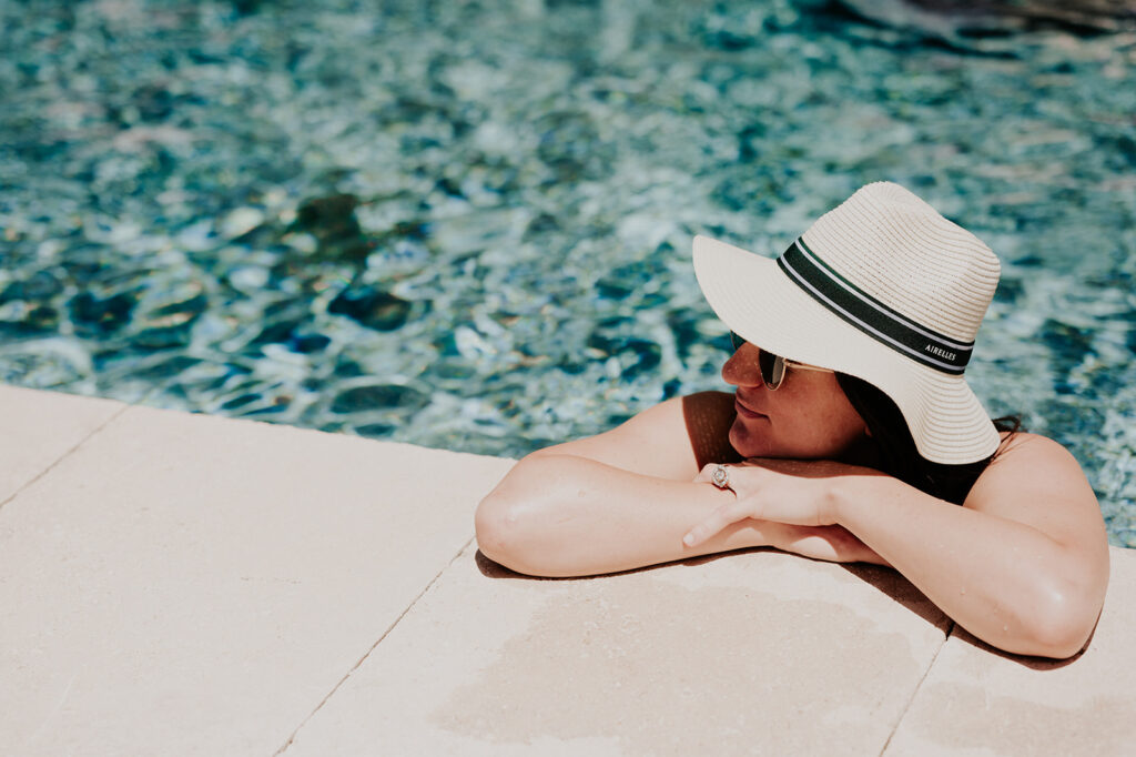 invitée d'un mariage qui se baigne dans la piscine du palace les Airelles de Gordes . photo capturée par les photographes de mariage Céline et Thibaut Deligey