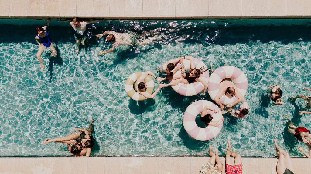Photographe-Mariage-Gordes-Provence-Airelles-Celine-Thibaut-Deligey-piscine-brunch-