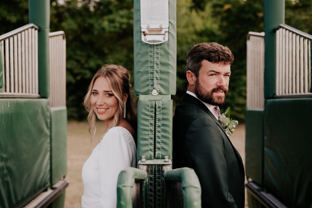 portrait d'un couple de jeunes mariés au milieu des paddocks de chevaux. Capturé par la photographe mariage toulouse céline deligey