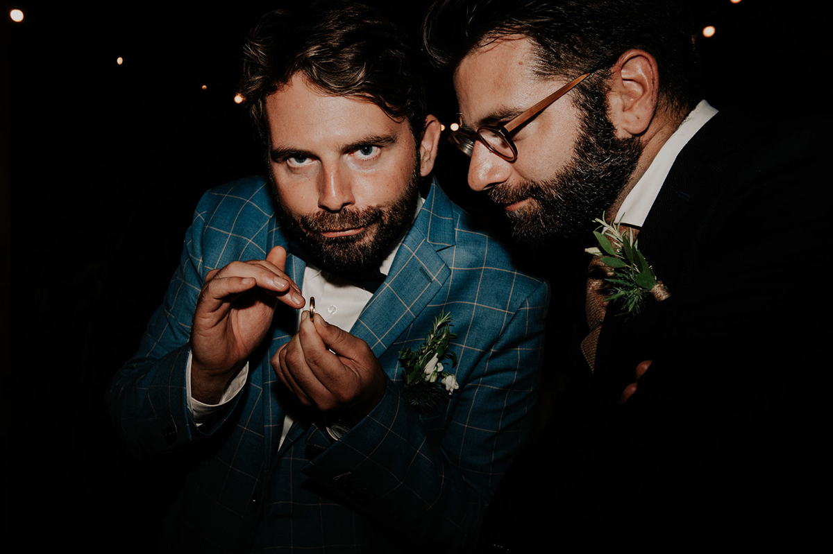 Portrait du marié montrant son alliance, regard complice, capté par un photographe mariage Toulouse en reportage photo naturel.