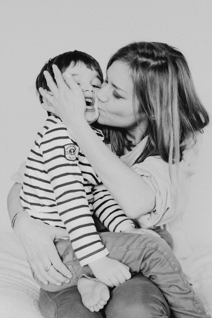Seance Photo Famille Toulouse - calin bisou maman et son fils noir et blanc