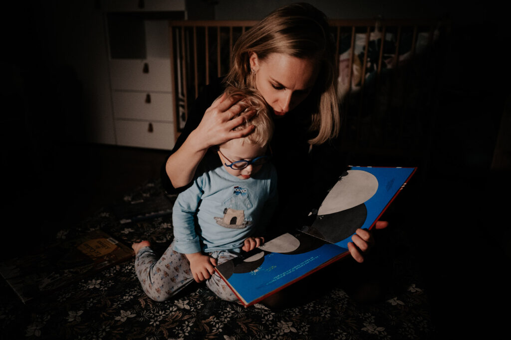 lecture du livre par maman avant le coucher de bébé. Seance-Photo-Famille-Toulouse