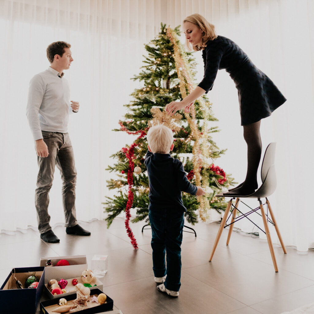 papa et maman prépare le sapin sous l'oeil de Celine Deligey photographe toulouse famille