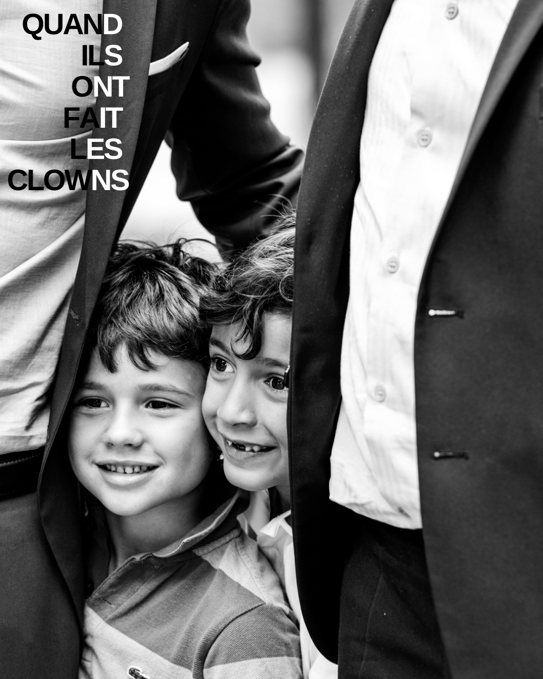 Deux enfants rieurs cachés entre les jambes des adultes, reportage mariage Toulouse.