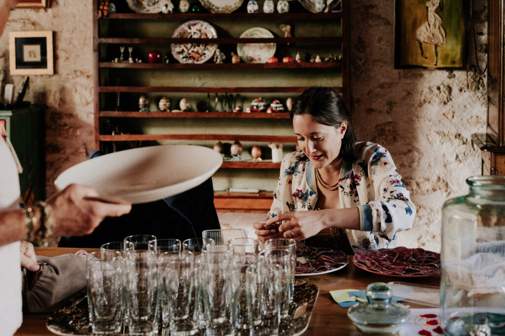 photographe-famille-le repas est entrain d'etre préparé