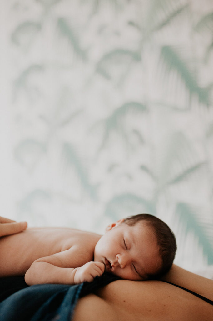 bébé s'endort sur sa maman, il a l air paisible
