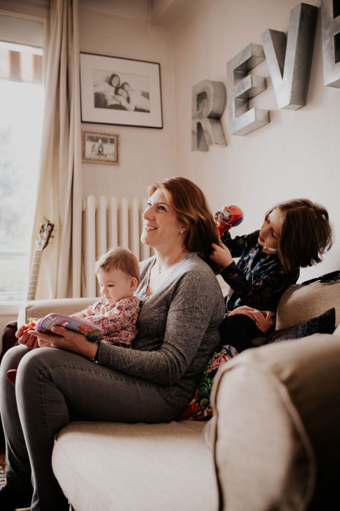 séance de coiffure pour maman par sa fille