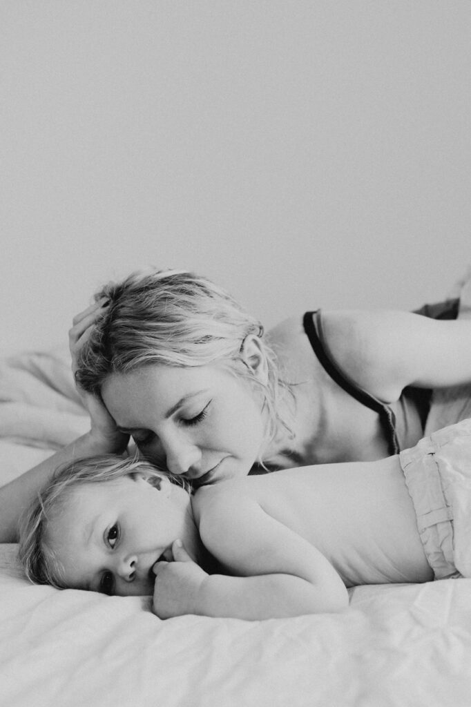 photo en noir et blanc par Celine Deligey, photographe famille a toulouse. Un calin entre une maman et sa fille.