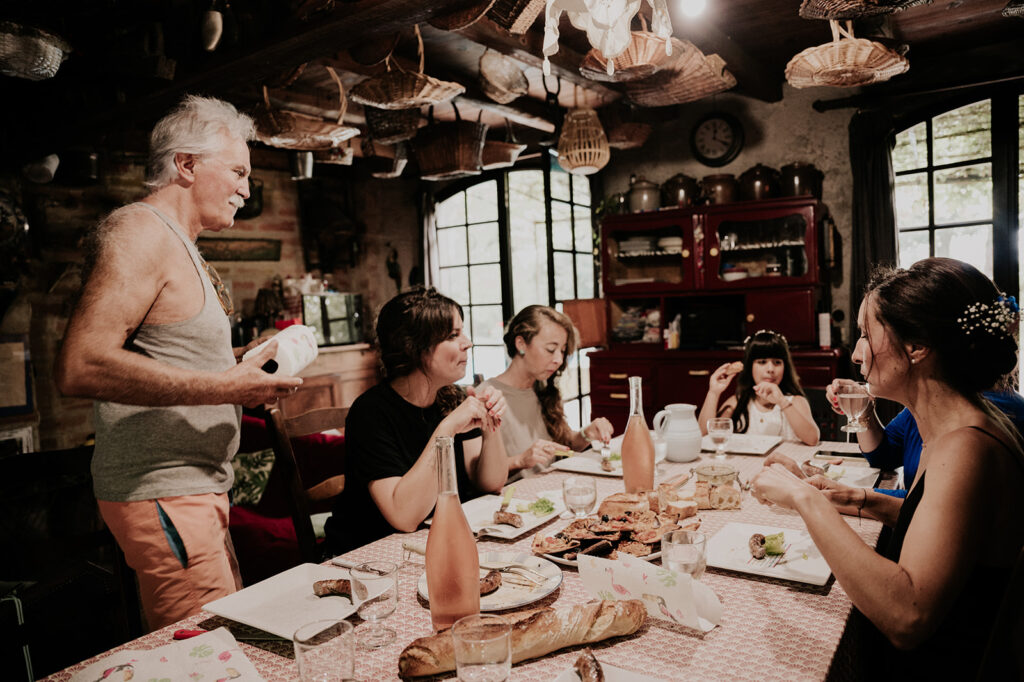 photographe famille toulouse : reportage autour d'un grand repas en famille
