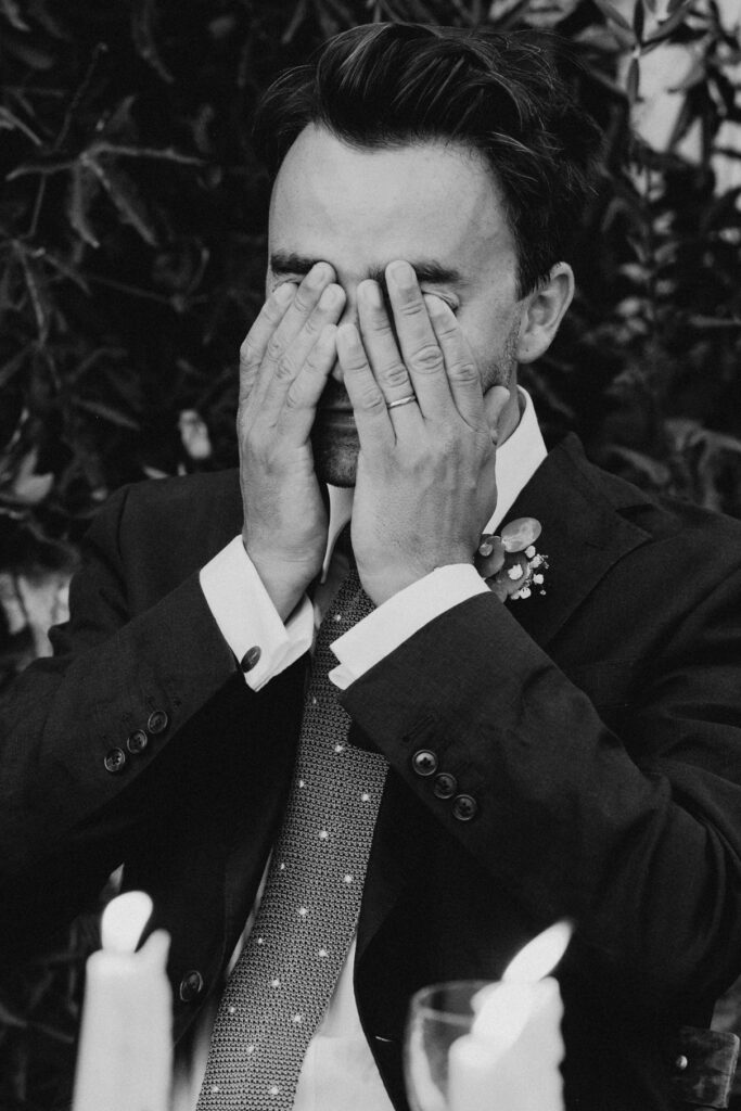 un marié est submergé par l'émotion, photo en noir et blanc capturée par Céline Deligey, photographe mariage à toulouse