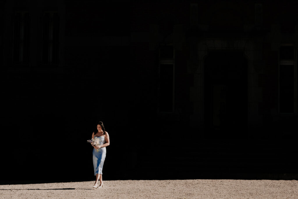 témoin de la mariée qui sort de l'ombre. photo très graphique capturée par la photographe de mariage céline deligey