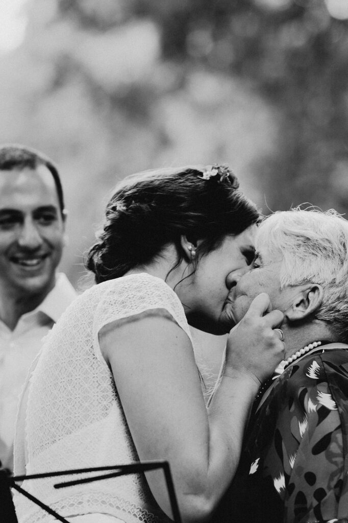 photographe mariage toulouse émotion - une grand mère embrasse la mariée. noir et blanc