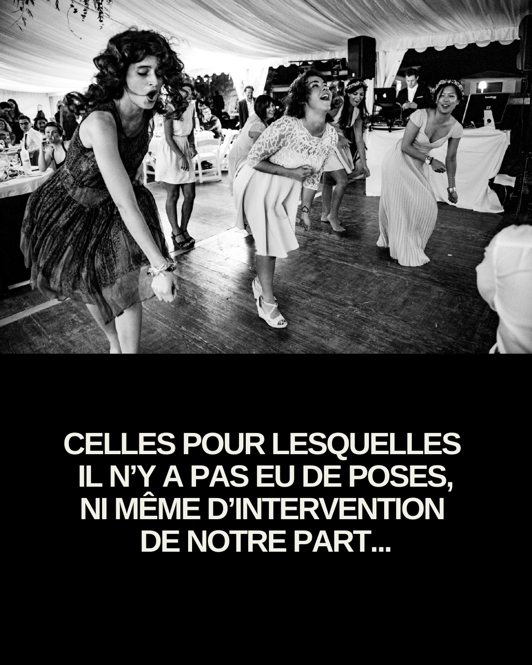 Invitées en pleine danse déchaînée, instant festif capté par photographe mariage toulouse.