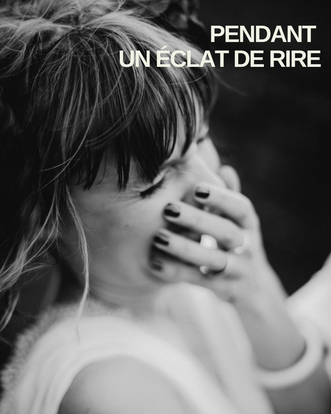 Invitée riant aux éclats, instant spontané capté par photographe mariage Toulouse.