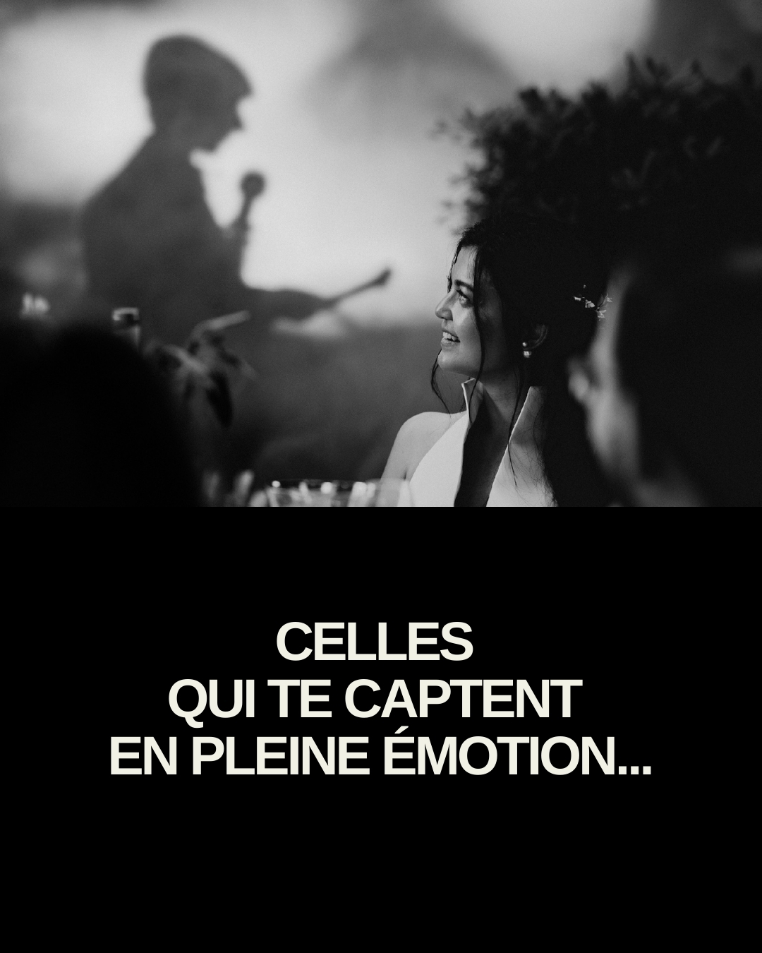 Mariée émue écoutant un discours, lumière contrastée, reportage mariage Toulouse.