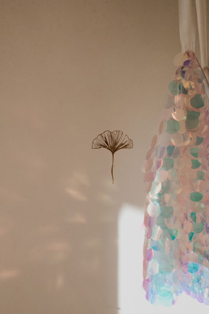 Tenues et robes de mariée suspendues en préparation de mariage, photo artistique