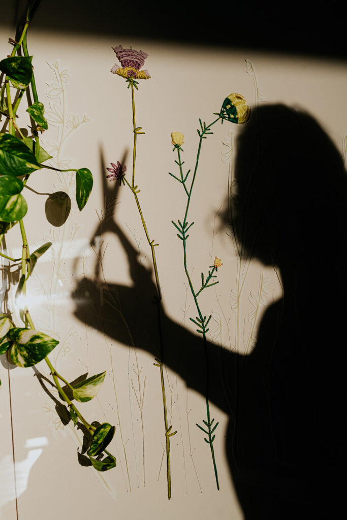 Broderie contemporaine murale motif floral avec jeux d’ombres