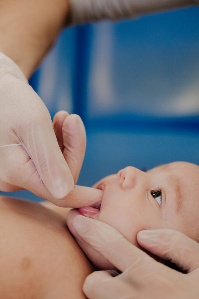 Examen bébé nouveau-né par sage-femme, reportage naissance Toulouse