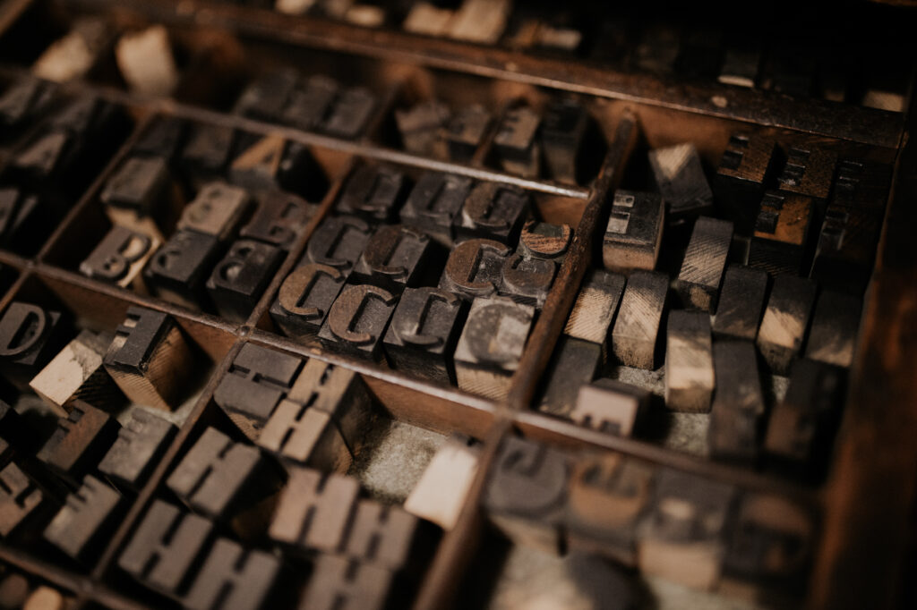 Gros plan sur des lettres en plomb utilisées pour l’impression traditionnelle artisanale.
