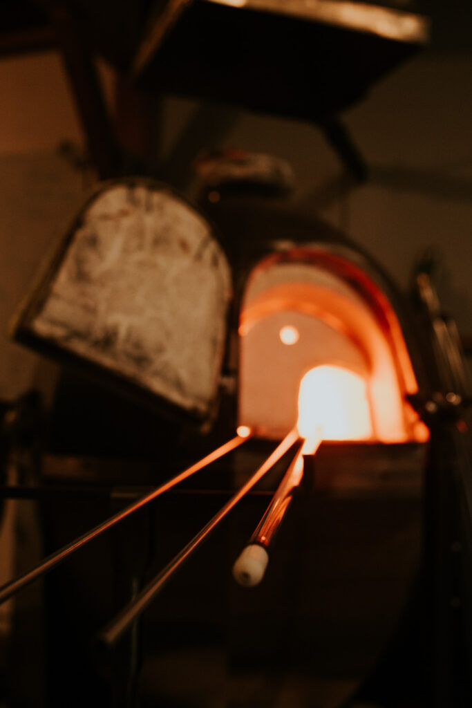 Gros plan sur le four incandescent utilisé par le souffleur de verre.